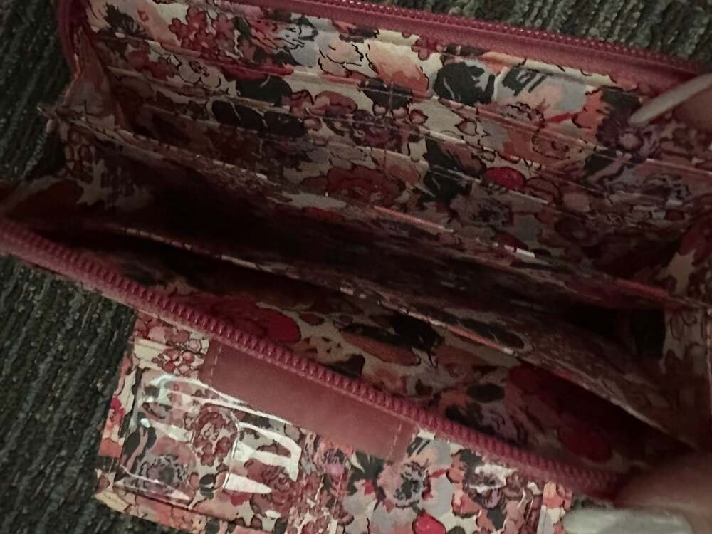Vera Bradley Ultralight RFID Turnlock Wallet Strawberry Ice Pink Quilted - Picture 3 of 3